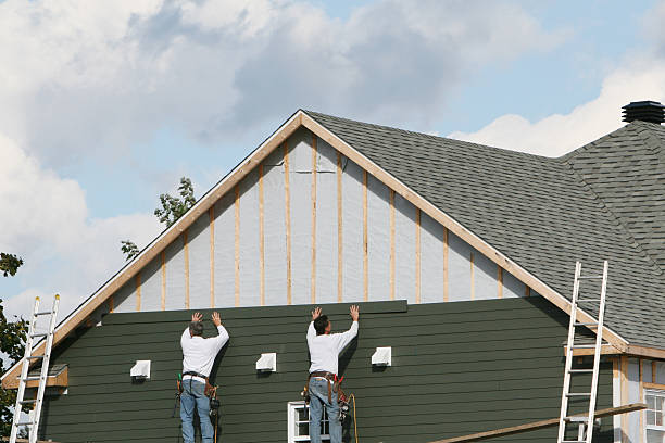 Professional Vinyl Siding technician working in Huntington, TX
